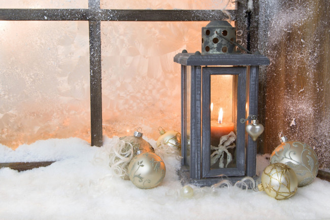 Обои картинки фото праздничные, - разное , новый год, фонарь, свеча, шарики, окно, снег