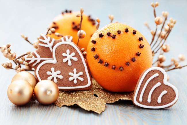 Обои картинки фото праздничные, угощения, апельсины, печенье, шарики, гвоздика