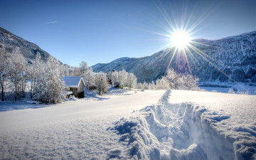 Картинка природа зима небо следы снег горы дом