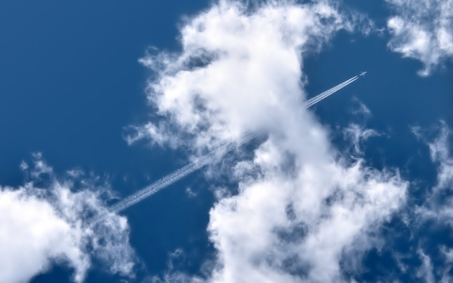 Обои картинки фото авиация, авиационный пейзаж, креатив, след, облака, небо, полет, самолет