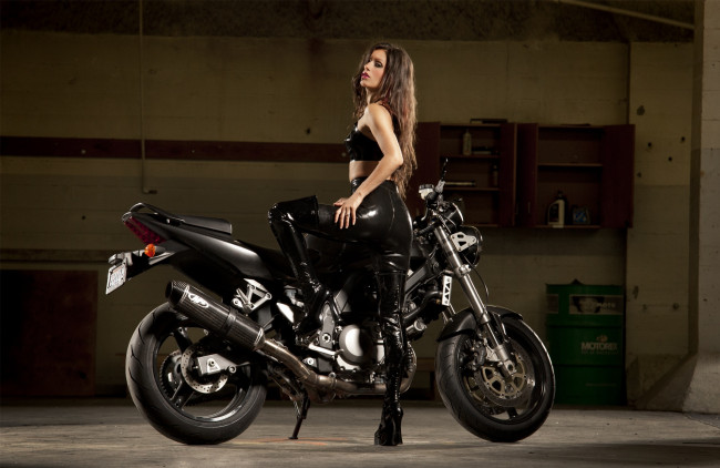 Обои картинки фото мотоциклы, мото с девушкой, фон, девушка, взгляд, мотоцикл