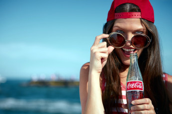 обоя бренды, coca-cola, девушка, бейсболка, бутылка, очки