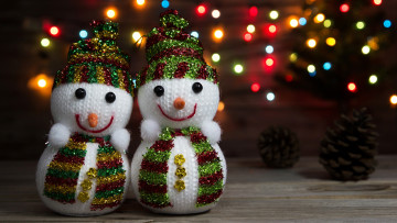 Картинка праздничные снеговики шишки 2018 боке гирлянда новый год зима