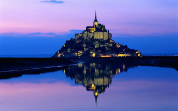 Картинка города крепость+мон-сен-мишель+ франция ночь отражение огни крепость