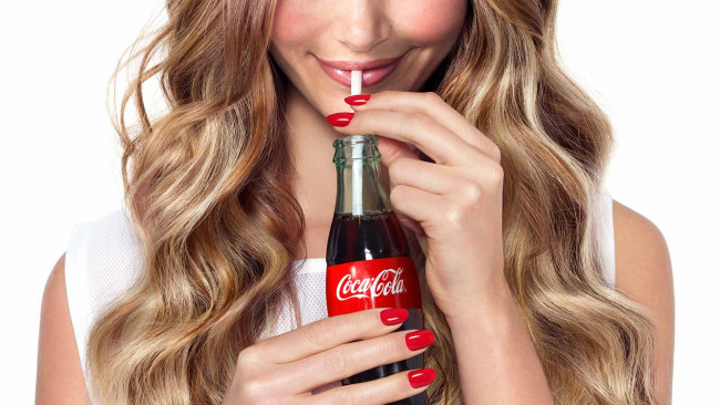 Обои картинки фото бренды, coca-cola, блондинка, бутылка, напиток