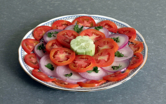 Обои картинки фото еда, салаты,  закуски, помидоры, огурец, лук, салат, томаты