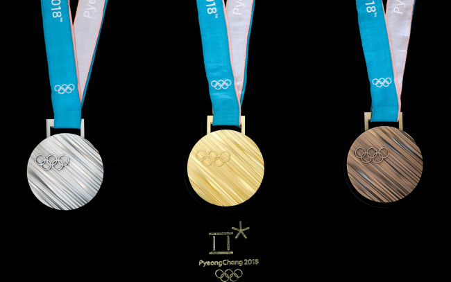 Обои картинки фото спорт, - другое, на, черном, фоне, три, медали, зимних, олимпийских, игр, 2018