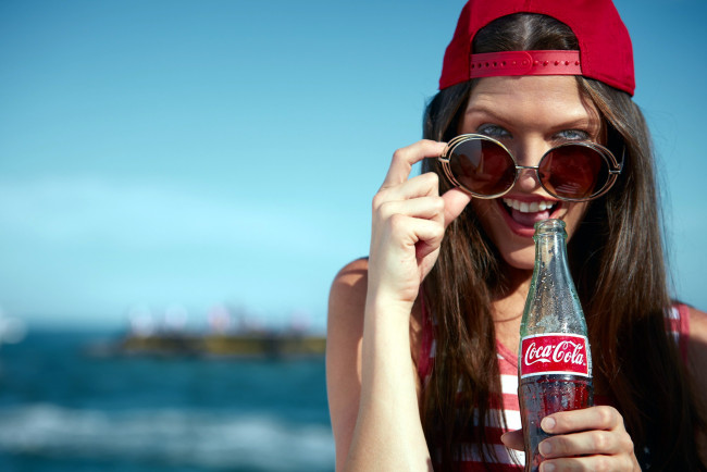 Обои картинки фото бренды, coca-cola, девушка, бейсболка, бутылка, очки