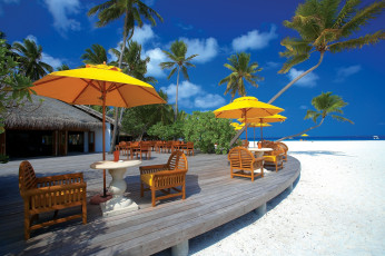 Картинка интерьер веранды +террасы +балконы мальдивы пляж кафе пальмы море песок