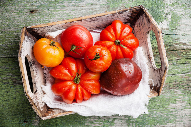 Обои картинки фото еда, помидоры, ящик, томаты, ассорти, капли