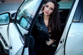Картинка автомобили -авто+с+девушками кожаная куртка джинсы длинные волосы женщины с автомобилем сидит черный черная одежда прямые салон автомобиля автомобиль