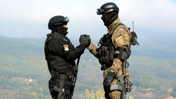 обоя оружие, армия, спецназ, полиция, военные, пистолет, рукопожатие, униформа, сербский, cербия, маска