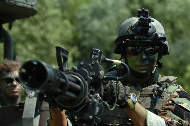 Обои картинки фото оружие, армия, спецназ, военные, солдат, военно, морской, флот, раскраска, камуфляж, m134, minigun