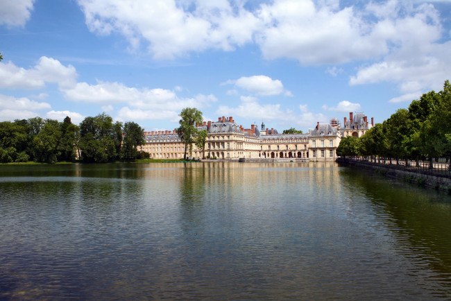 Обои картинки фото castle, fontainebleau, france, города, дворцы, замки, крепости, река, деревья, замок