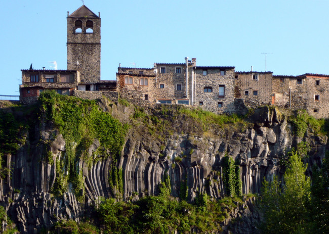 Обои картинки фото castellfollit, de, la, roca, catalonia, spain, города, дворцы, замки, крепости, замок, скалы