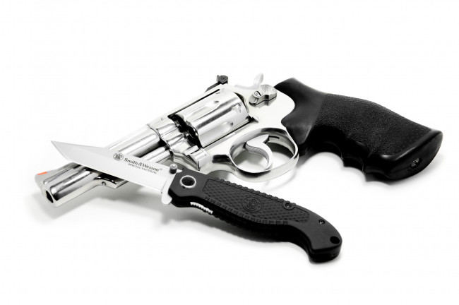 Обои картинки фото оружие, нож, револьвер