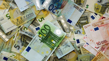Картинка разное золото +купюры +монеты россыпь евро купюры деньги