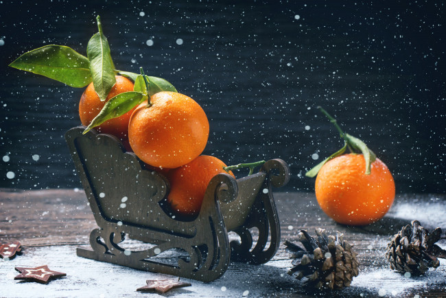 Обои картинки фото еда, цитрусы, доски, новый, год, праздник, зима, шишки, мандарины, фрукты, сани