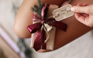 Картинка праздничные подарки+и+коробочки бант записка поздравление