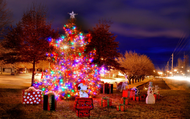 Обои картинки фото праздничные, Ёлки, гирлянды, елка, снеговик, подарки, коробки
