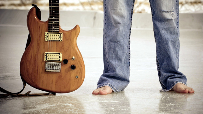 Обои картинки фото музыка, -музыкальные инструменты, джинсы, мужчина, гитара