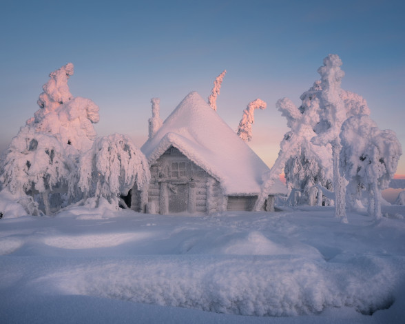 Обои картинки фото природа, зима, снег, деревья, избушка, сугробы, домик, финляндия, лапландия