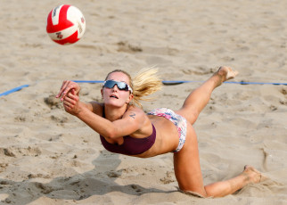 обоя пляжный волейбол, спорт, волейбол, пляжный, мяч, спортсменка, песок
