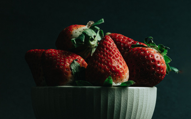 Обои картинки фото еда, клубника,  земляника, ягоды, крупная
