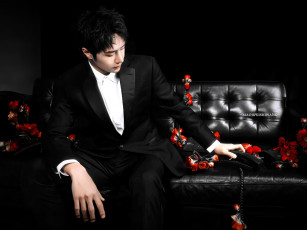 Картинка мужчины wang+yi+bo актер костюм диван телефон цветы