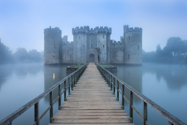 Обои картинки фото bodium castle, города, - дворцы,  замки,  крепости, озеро, туман, мост, замок