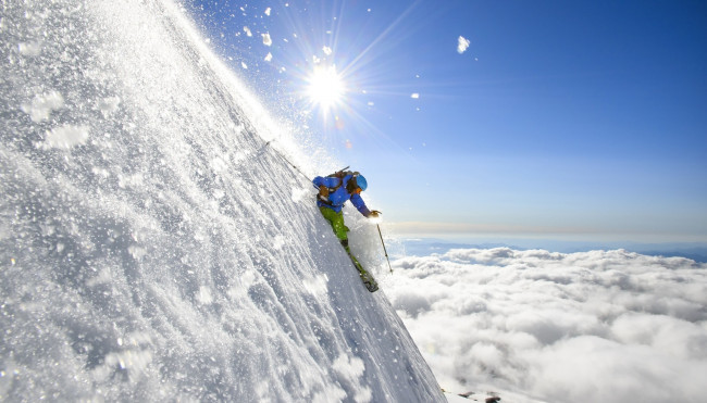 Обои картинки фото спорт, лыжный спорт, снег, облака, лыжник, солнце, склон