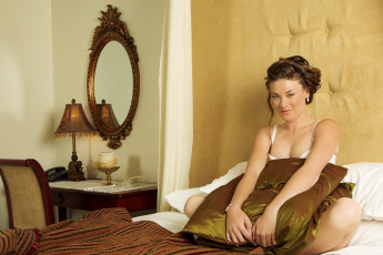 Картинка девушки -unsort+ брюнетки темноволосые торшер зеркало постель подушки белье шатенка
