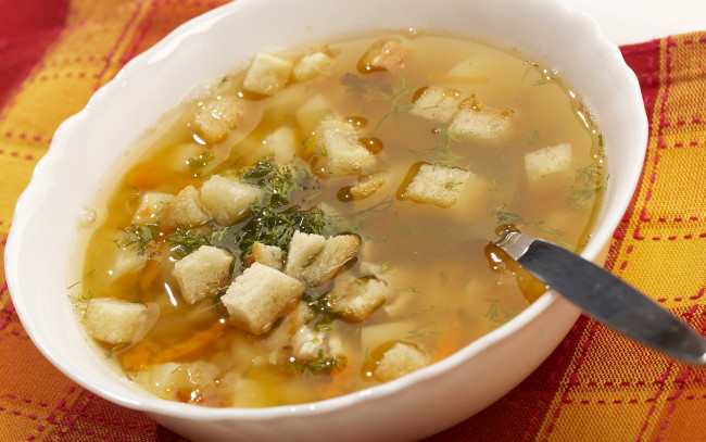 Обои картинки фото еда, первые блюда, суп, зелень, сухарики