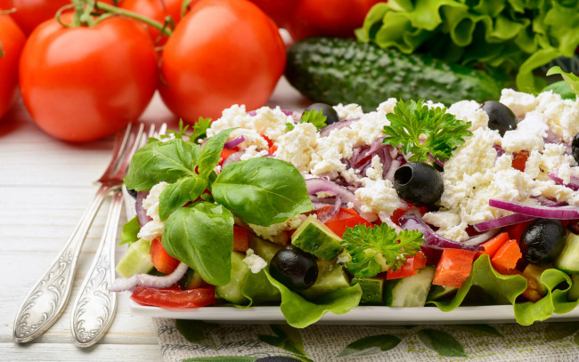 Обои картинки фото еда, салаты,  закуски, помидоры, огурец, салат, зелень, базилик