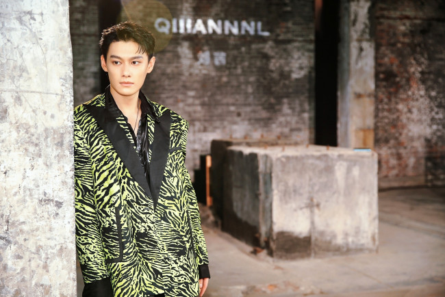 Обои картинки фото мужчины, wang zhuocheng, актер, пиджак, здание