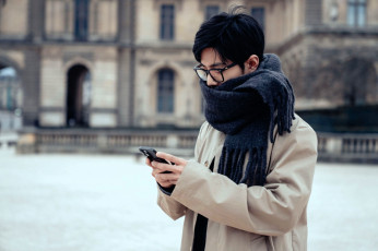 обоя мужчины, xiao zhan, актер, очки, шарф, пальто, телефон, улица