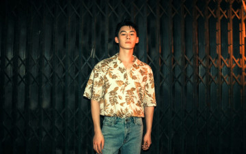 Картинка мужчины wang+zhuocheng актер рубашка джинсы забор