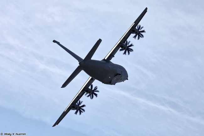 Обои картинки фото антoнoв ан-70, авиация, военно-транспортные самолёты, военный, самолет, антонов, ан70, военная, машина, транспортное, средство, в, вoздухе