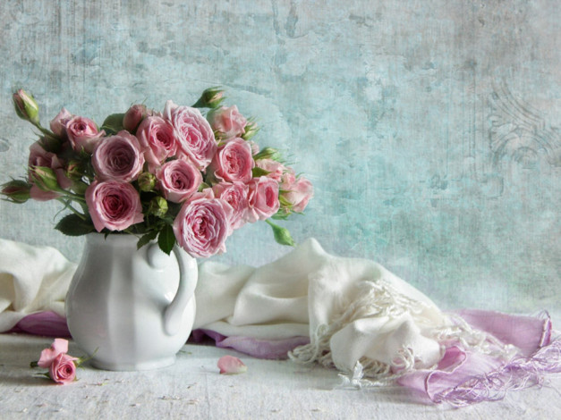 Обои картинки фото цветы, розы, шаль, кувшин