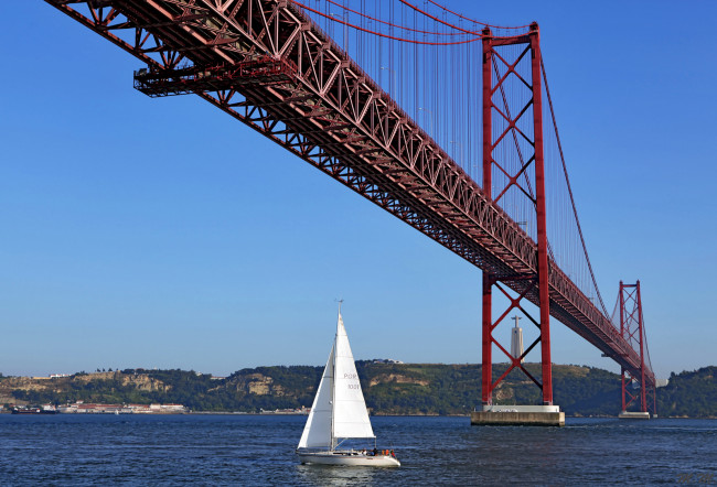 Обои картинки фото lisbon, города, лиссабон, португалия, яхта