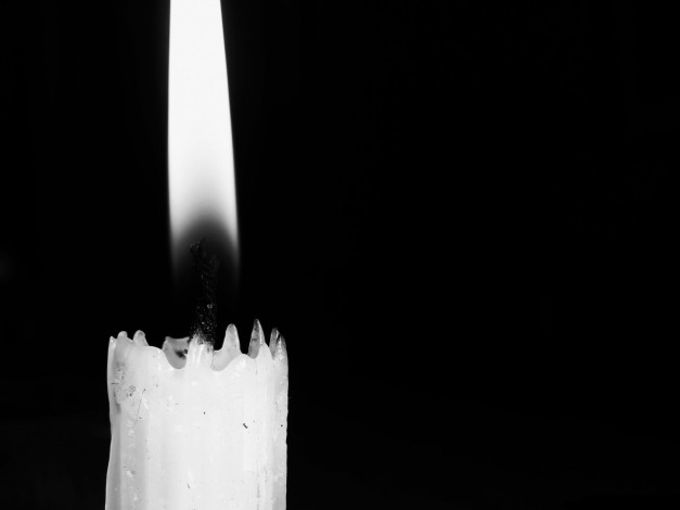 Обои картинки фото разное, свечи, свеча, огонь, черный, фон, черно-белая