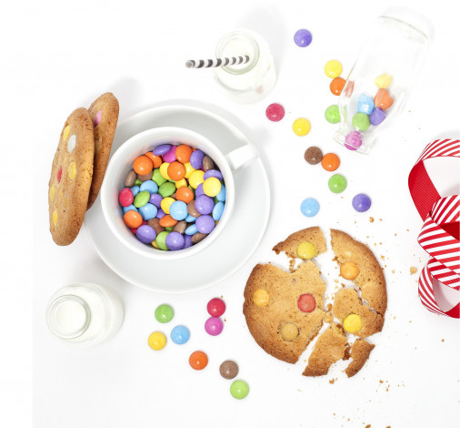Обои картинки фото еда, разное, бутылки, молоко, печенье, карамель