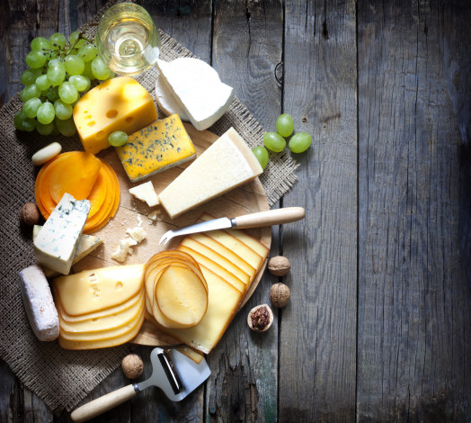 Обои картинки фото еда, сырные изделия, сырная, нарезка, доска, бокал, вино, виноград, ассорти