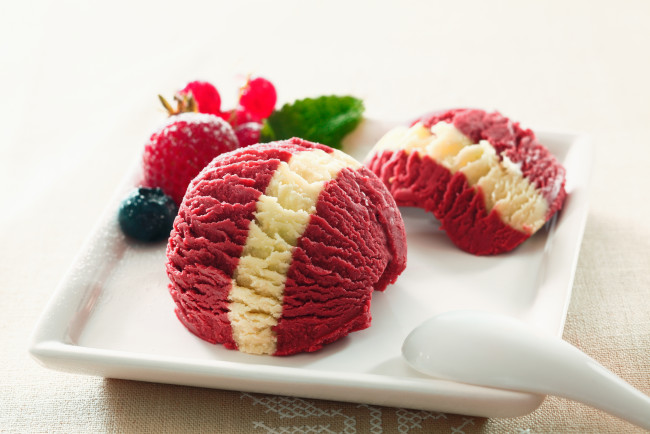 Обои картинки фото еда, мороженое,  десерты, белый, фон, сладкое, десерт, ягоды