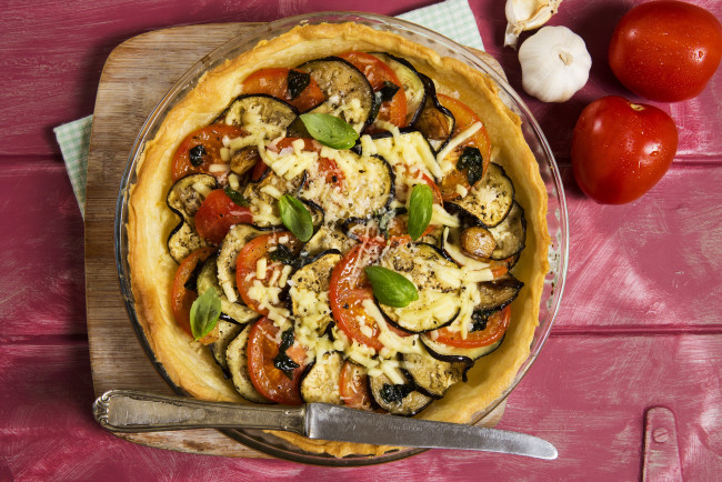 Обои картинки фото еда, пицца, фон, доска, овощи, овощная
