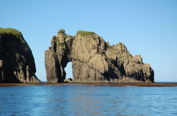 Картинка курилы природа побережье море скалы