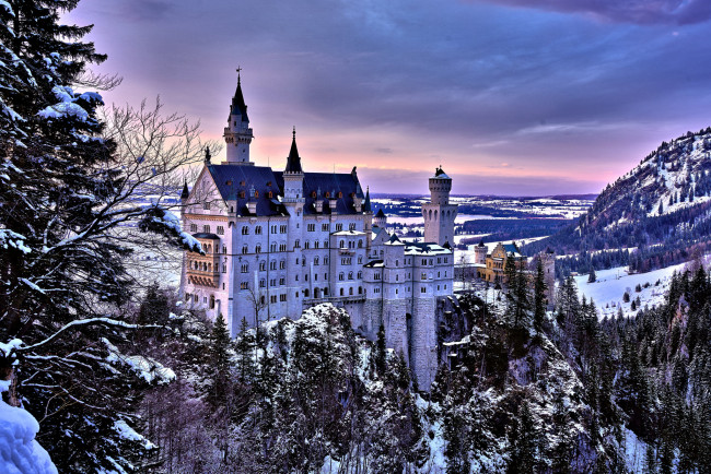 Обои картинки фото neuschwanstein castle, города, замок нойшванштайн , германия, замок, зима, лес