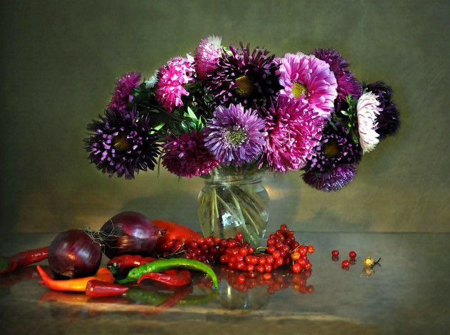 Обои картинки фото еда, натюрморт, ягоды, перец, лук, астры