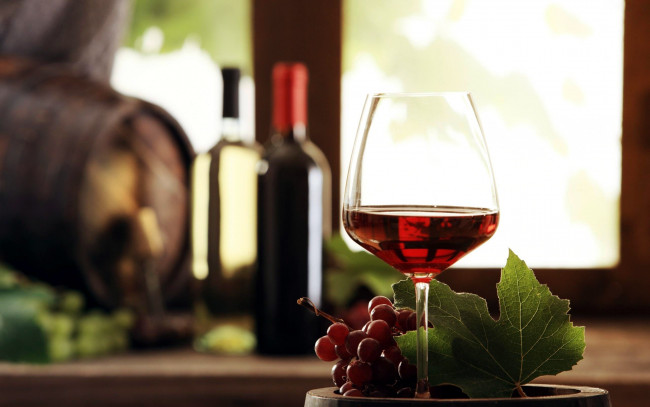 Обои картинки фото еда, напитки,  вино, вино, бокал, бутылки, бочонок, виноград