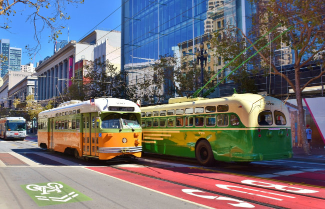 Обои картинки фото техника, трамваи, движение, город, автобус, дома, трамвай, улица